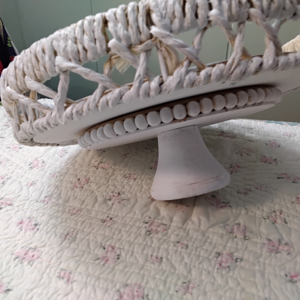 Vintage-Inspired White Woven Tray with Floral Design - Picture 4 of 4